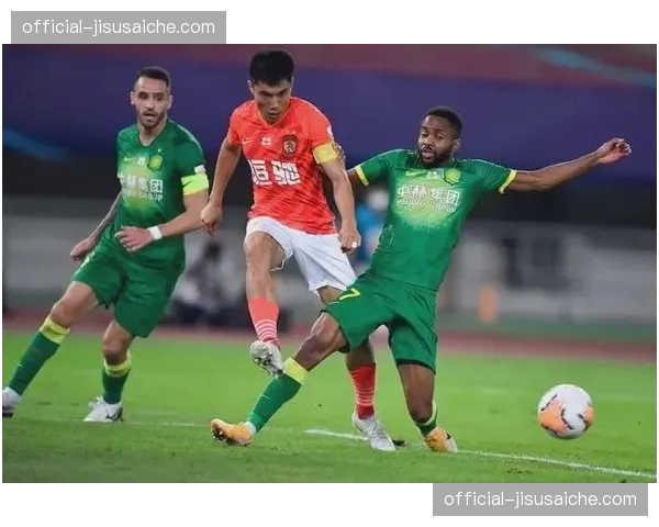 青岛西海岸适合防反却强行对攻,战术选择与阵容配置脱节 青岛西海岸适合防反却强行对攻,战术选择与阵容配置脱节