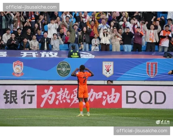 青岛海牛主场力克河南队 埃朱马精准直塞助攻叶博亚